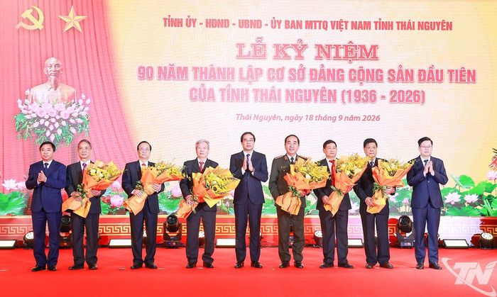Các đồng chí Thường trực Tỉnh ủy tặng hoa các đồng chí Bí thư Tỉnh ủy qua các thời kỳ.