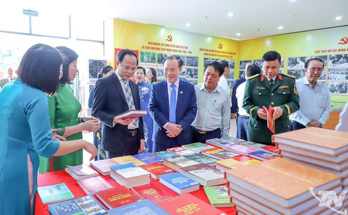 Các đại biểu tham quan Triển lãm “Thành tựu 90 năm xây dựng và trưởng thành của Đảng bộ tỉnh Thái Nguyên”.