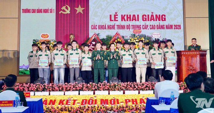 Nhà trường trao học bổng, khen thưởng cho học sinh, sinh viên.