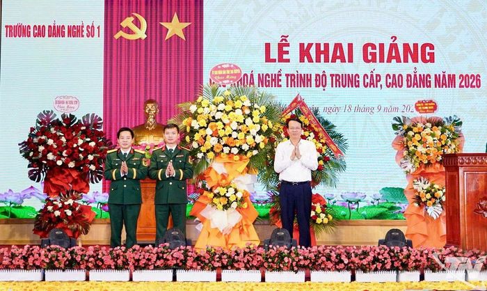 Đồng chí Dương Văn Lượng, Phó Chủ tịch UBND tỉnh Thái Nguyên tặng hoa chúc mừng Nhà trường.