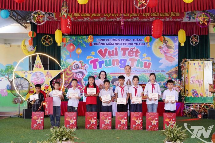 Đồng chí Trưởng Ban Nội chính Tỉnh ủy và Đoàn công tác tặng quà cho học sinh có hoàn cảnh đặc biệt khó khăn.