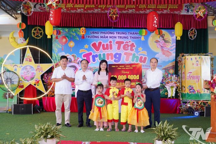 Đoàn công tác trao phần quà trị giá 50 triệu đồng cho Trường Mầm non Trung Thành 2.