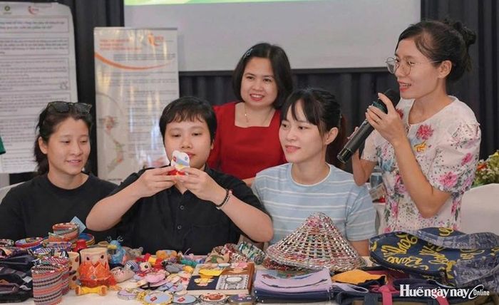 HTX May thêu thủ công Thanh Hà giới thiệu quy trình sản xuất những sản phẩm tái chế.