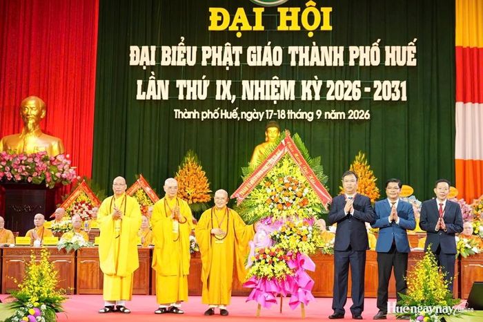 Lãnh đạo thành phố trao hoa đến Đại hội