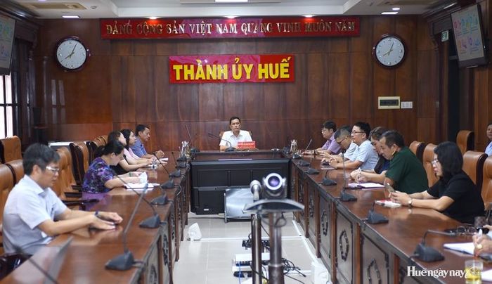 Đại biểu tham dự tại điểm cầu Thành ủy Huế.
