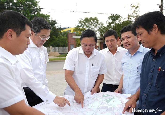  Phó Bí thư Thành ủy, Chủ tịch UBND thành phố Lê Trí Thanh yêu cầu các đơn vị rà soát nhu cầu sử dụng đất, quỹ đất tái định cư và nguồn lực phục vụ công tác giải phóng mặt bằng đối với Khu đô thị Đại học Huế. Ảnh: Ngọc Hiếu 