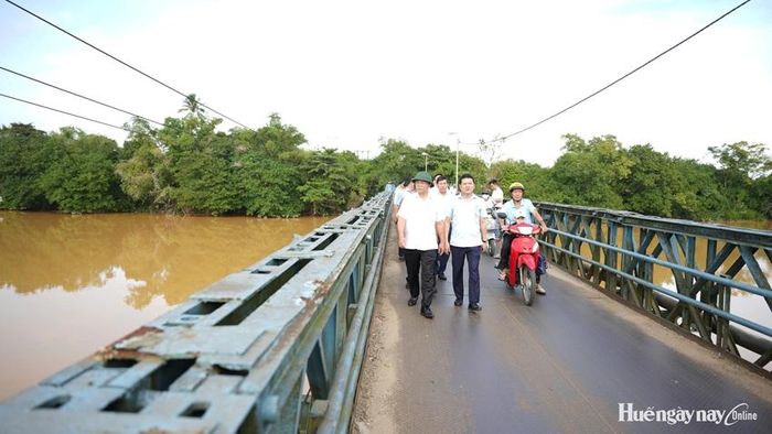 Lãnh đạo thành phố khảo sát thực tế  khu vực Cồn Hến. Ảnh: Ngọc Hiếu