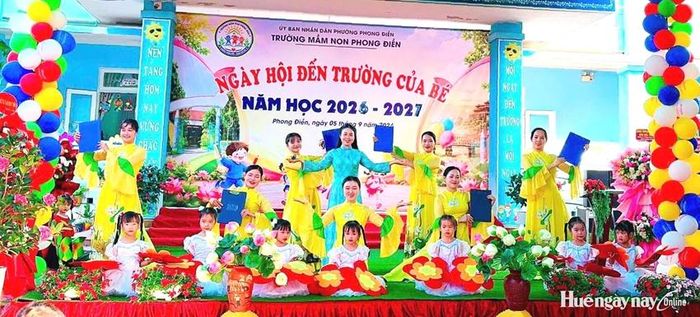 Cô và trò Trường Mầm non Phong Điền