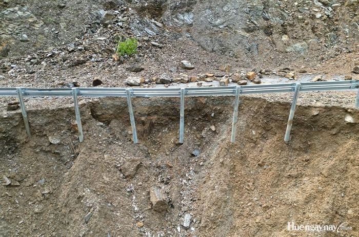 Nhiều điểm taluy âm đã bị sạt, ảnh hưởng giao thông toàn tuyến. Ảnh: Thường Xuân