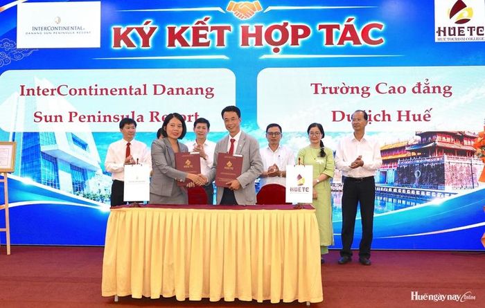 Trường Cao đẳng Du lịch Huế ký kết thỏa thuận hợp tác với các doanh nghiệp, đơn vị.