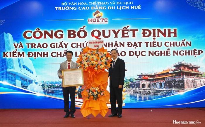 Trao giấy chứng nhận đạt tiêu chuẩn kiểm định chất lượng giáo dục nghề nghiệp cho Trường Cao đẳng Du lịch Huế