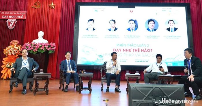 Phó Chủ tịch UBND thành phố Huế Trần Hữu Thùy Giang trao đổi tại phiên thảo luận về phương pháp và rào cản trong giáo dục khởi nghiệp đổi mới sáng tạo.