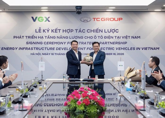 Hai bên đối tác trao quà tặng