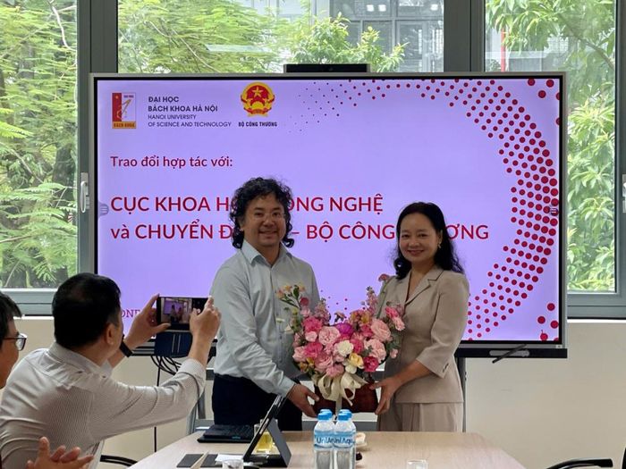 Cục trưởng Bà Nguyễn Thị Lâm Giang Cục trưởng Cục Khoa học, Công nghệ và Chuyển đổi số cùng đại diện Đại học Bách khoa Hà Nội.