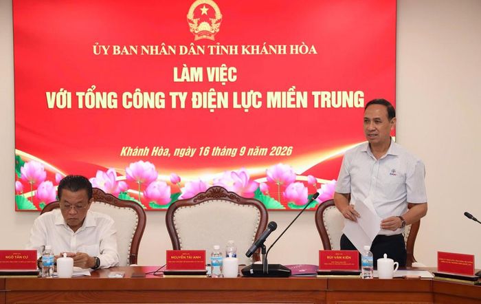 Phó Tổng giám đốc EVNNPT Bùi Văn Kiên báo cáo và nêu các kiến nghị tại buổi làm việc