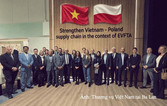 Các đại biểu hai nước tham dự diễn đàn tại Hội chợ đồ gỗ quốc tế Poznan.