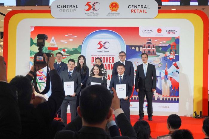 Nghi thức trao Biên bản hợp tác thanh toán xuyên biên giới trong khuôn khổ sự kiện.