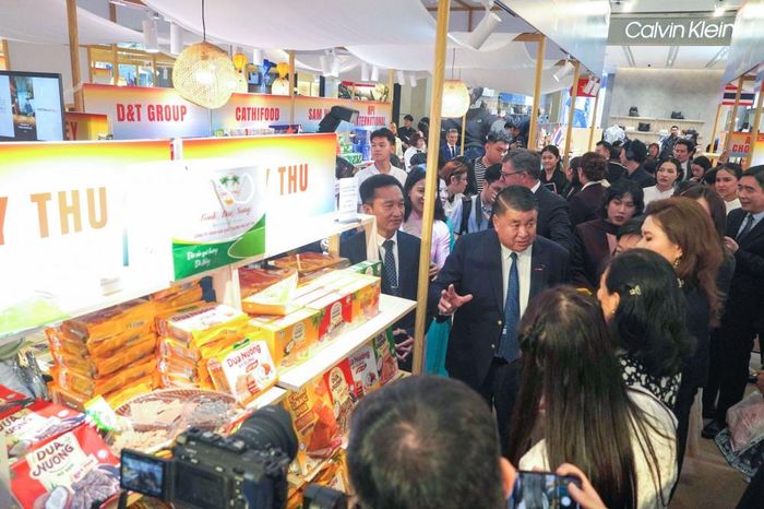 Đông đảo quan khách tham quan các gian hàng trưng bày tại sự kiện.