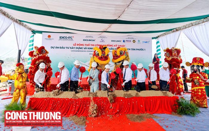 Đại diện lãnh đạo UBND tỉnh, sở, ngành tỉnh Đồng Tháp thực hiện nghi thức động thổ dự án Khu công nghiệp Tân Phước 1.