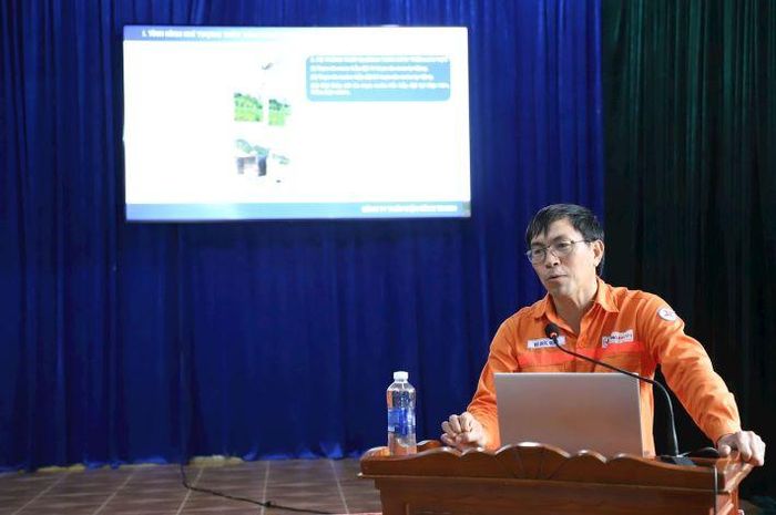 Công ty TĐ Sông Tranh Thông tin về vận hành hồ chứa, an toàn hồ đập được chuyển tải trực quan đến cán bộ và lực lượng phòng thủ dân sự cơ sở