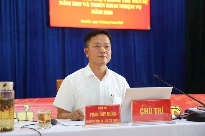 Ông Phan Duy Hưng - Chủ tịch UBND xã, Trưởng Ban Chỉ huy Phòng thủ dân sự xã Trà Đốc - chủ trì Hội nghị