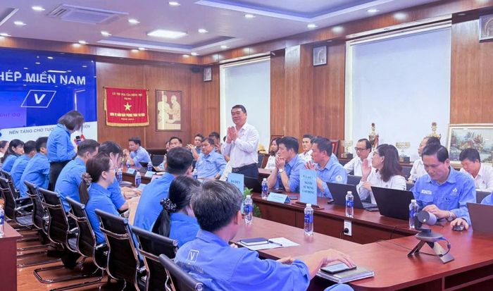 Đại diện Ban lãnh đạo Công ty Thép Miền Nam, ông Lê Việt - Bí thư Đảng ủy, Tổng Giám đốc Công ty tham dự hội nghị với tư cách của một người lắng nghe và đồng hành, cùng tìm cách chia sẻ và tháo gỡ.