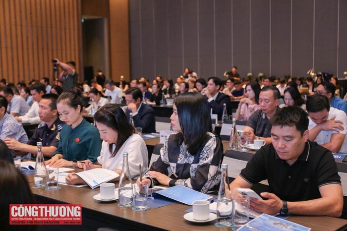 Các đại biểu tham dự Diễn đàn