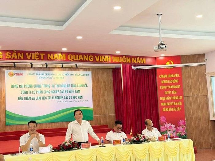 Tại buổi làm việc, ông Phùng Quang Trung nhấn mạnh yêu cầu cải thiện môi trường làm việc, chăm lo đời sống và tăng sự gắn kết với người lao động
