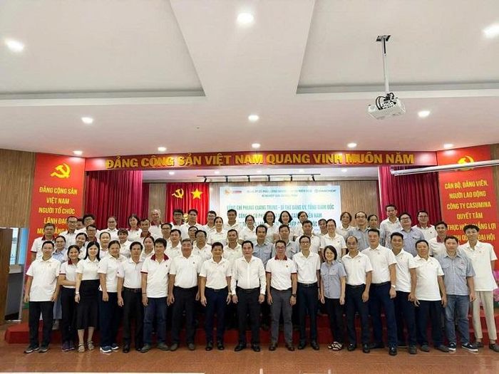 Lãnh đạo Casumina cùng cán bộ, công nhân viên Xí nghiệp Cao su Hóc Môn thể hiện tinh thần đoàn kết, gắn bó trong toàn Công ty