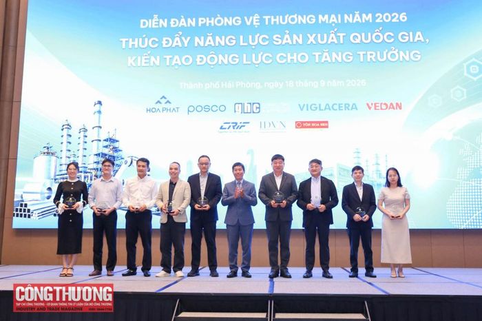 Đại diện Cục Phòng vệ thương mại trao kỷ niệm chương tri ân các cá nhân, tổ chức đã đồng hành cùng chương trình