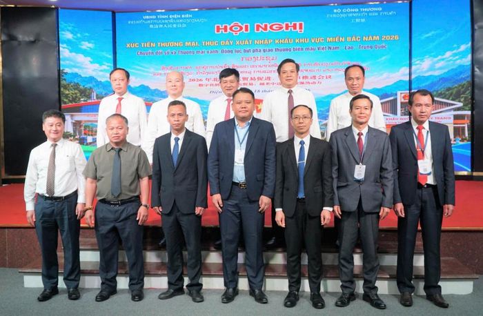 Các đại biểu tham dự chụp hình lưu niệm tại Hội nghị
