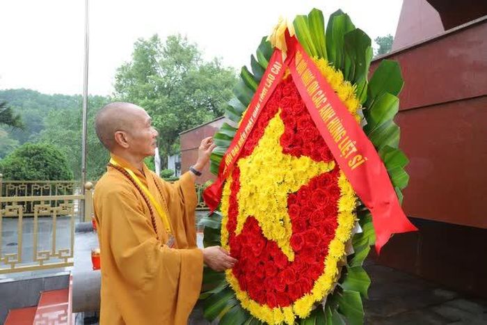 Đặt vòng hoa tưởng nhớ các anh hùng liệt sĩ