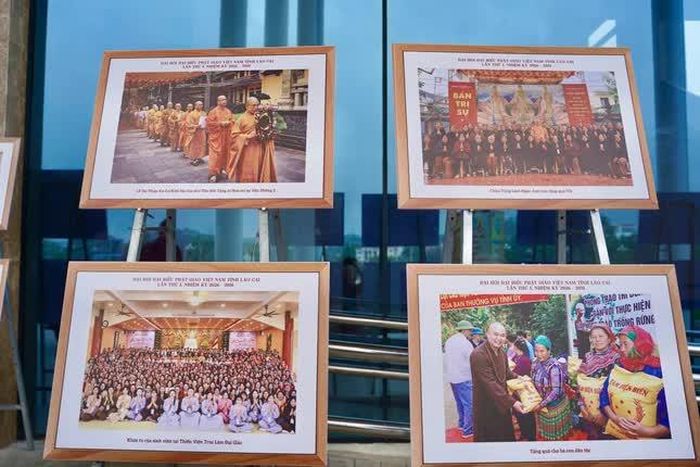 Sắc cờ hoa, băng rôn, biểu ngữ,... nổi bật nơi núi rừng Tây Bắc