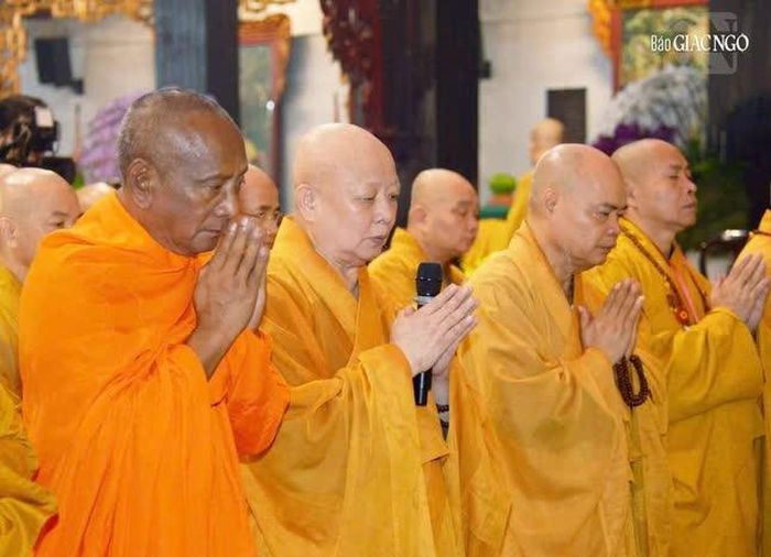 Hòa thượng Thích Lệ Trang thay mặt Ban Kiến đàn bạch trình công việc lên Đức Pháp chủ