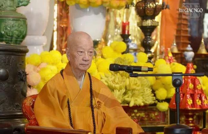 Đức Pháp chủ lắng nghe lời khải bạch và sau đó có lời đạo từ đến Ban Kiến đàn và giới tử