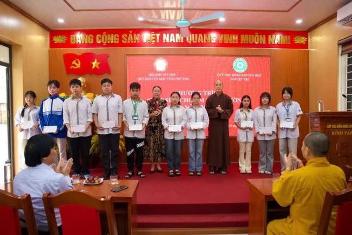 Trao 20 suất học bổng tại Trường Trung học Phổ thông Tam Nông 