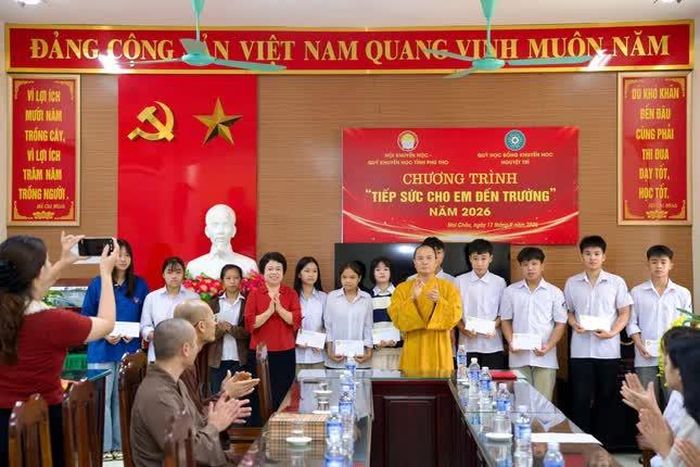 Trao 20 suất học bổng hiếu học tại Trường Trung học Phổ thông Mai Châu