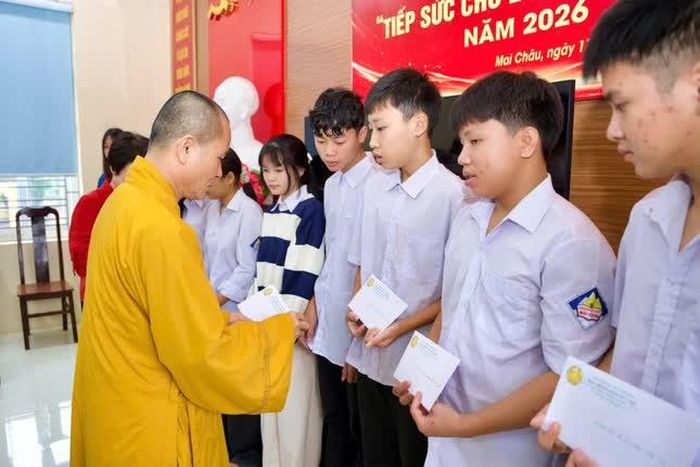 Có 82 suất học bổng, mỗi suất có trị giá 2 triệu đồng được trao đến các em học sinh