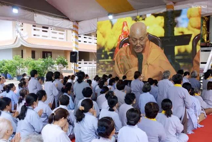 Phật tử tại gia thọ giới Bồ-tát