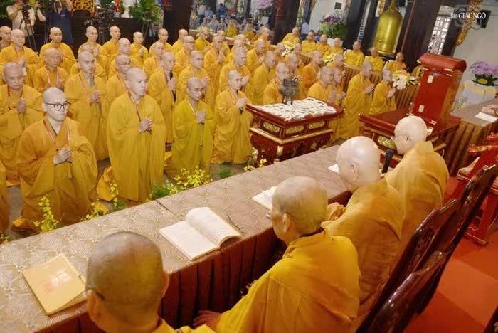 Giới tử đối trước chư vị giới sư tấn đàn truyền giới Bồ-tát