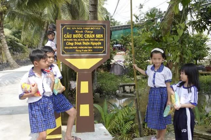 Niềm vui của các em khi có cây cầu mới; từ nay đường đến trường an toàn hơn, rút ngắn thời gian hơn 