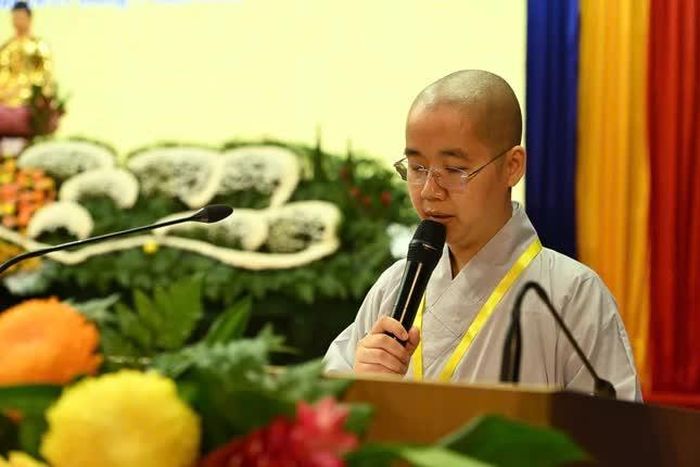 Sư cô Thích Diệu Thiện trình bày tham luận 