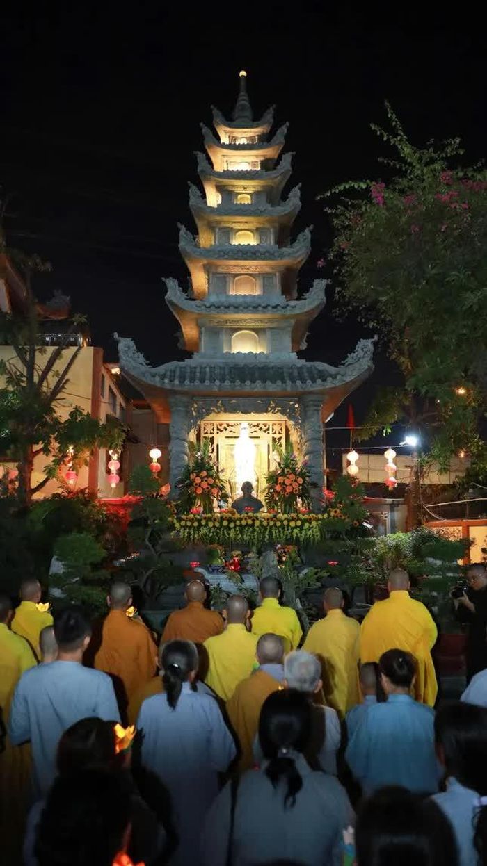 Lễ hoa đăng tưởng niệm tại bảo tháp Hòa thượng Thích Đạt Đạo trong khuôn viên chùa Bát Nhã