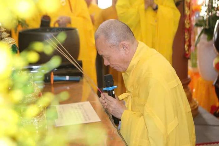 Hòa thượng Thích Nguyên Giác niêm hương bạch Phật