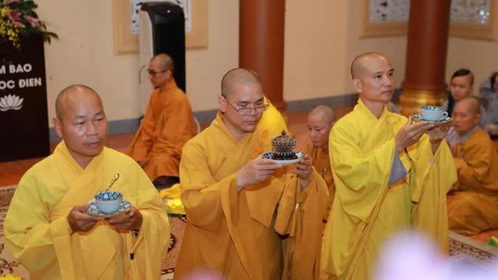 Đại đức Thích Nhuận Từ, trụ trì chùa Bát Nhã cùng chư Tăng dâng trầm, trà cúng dường bậc ân sư