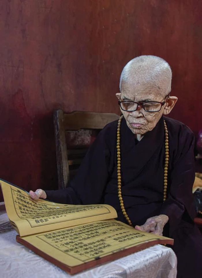 Ni trưởng Thích Đàm Nhung đã ngoài 100 tuổi nhưng hàng ngày vẫn đọc kinh Phật