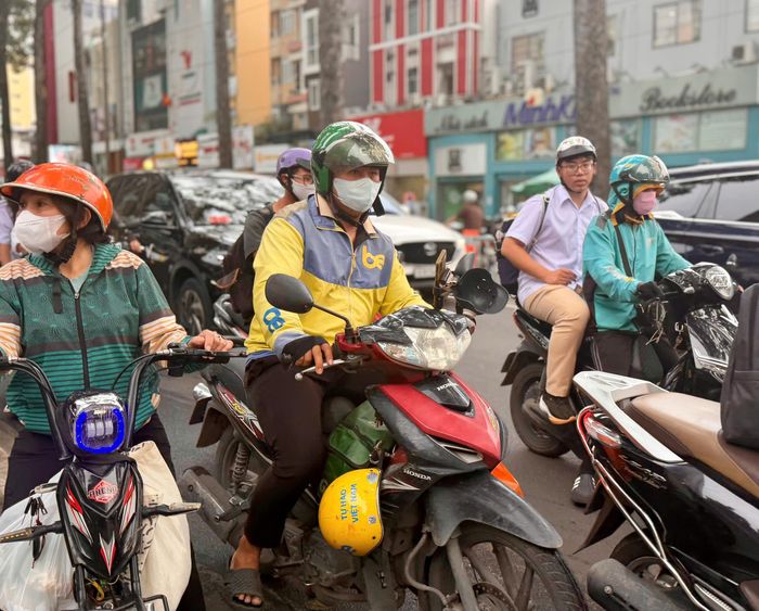 Giao thông đông đúc đặt ra yêu cầu lựa chọn công nghệ giảm phát thải phù hợp.