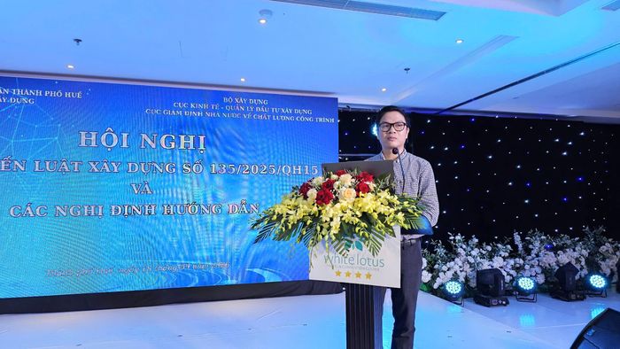 Ông Bùi Đức Dũng, Trưởng phòng Thể chế, chính sách, Cục Kinh tế - Quản lý đầu tư xây dựng trình bày Nghị định 217/2026/NĐ-CP tại Hội nghị.