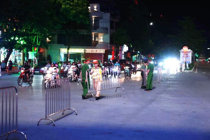 Lực lượng chức năng phân luồng, điều tiết giao thông phục vụ hoạt động diễn diễu các mô hình.