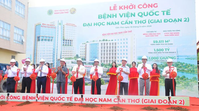 Các đại biểu thực hiện nghi thức khởi công dự án.